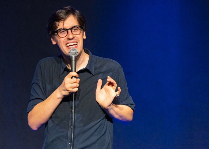 Otto spettacoli teatrali. Il cartellone spazia da spettacoli prettamente comici ad altri che affrontano temi di drammatica attualità. 