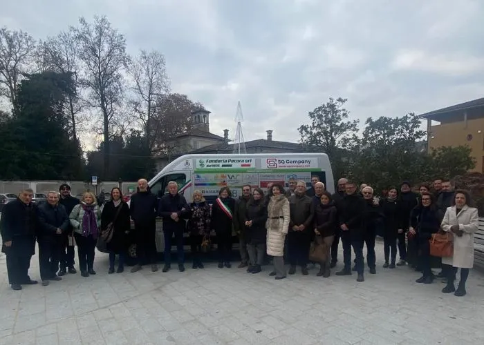 Grande partecipazione giovedì 11 dicembre in piazza della Resistenza per la cerimonia di inaugurazione del nuovo mezzo dedicato al trasporto di persone con disabilità.